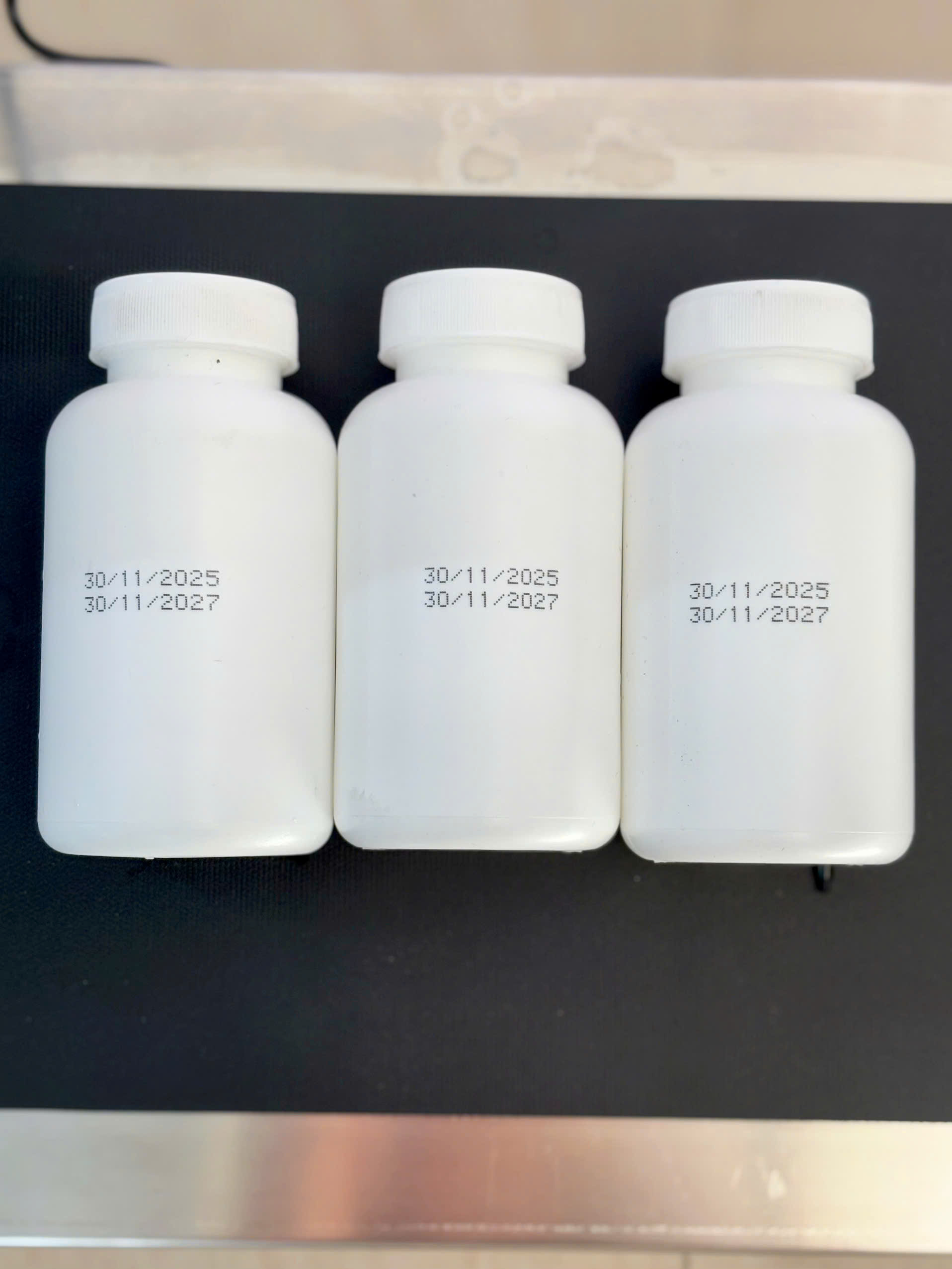 Máy in date tự động để bàn in trên chai, lọ